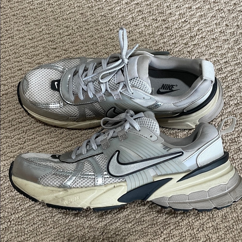 Nike V2K Run “Summit White Metallic Silver “ Women’s Shoes FD0736-100 - size 10 - Picture 2 of 6